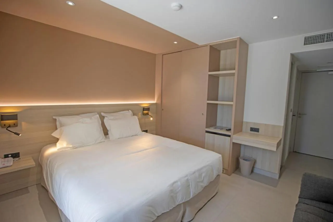 Hotel De La Plage - Hdlp Bormes-les-Mimosas 3*,  France